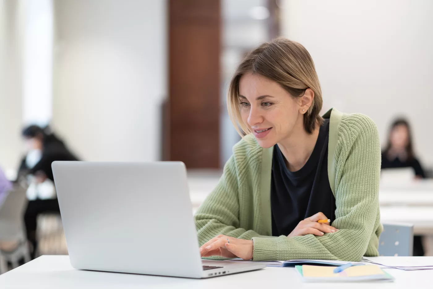 Virant des de la presencialitat a la formació online / en línia