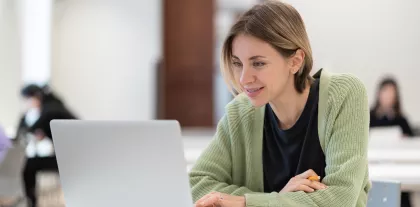 Virant des de la presencialitat a la formació online / en línia